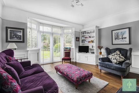 15 Meadway, London, N14 6NY