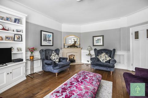 15 Meadway, London, N14 6NY