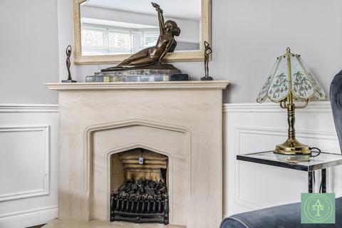 15 Meadway, London, N14 6NY