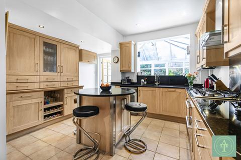 15 Meadway, London, N14 6NY