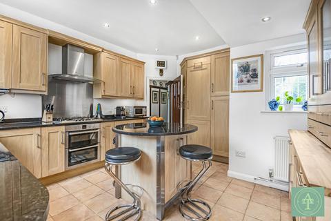 15 Meadway, London, N14 6NY