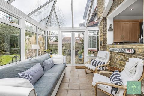 15 Meadway, London, N14 6NY
