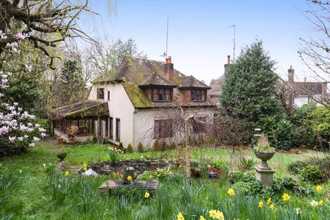 3 bedroom detached house for sale - Drakes Close, Esher, Surrey, KT10