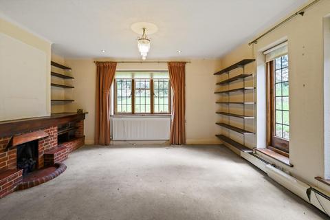 3 bedroom detached house for sale - Drakes Close, Esher, Surrey, KT10