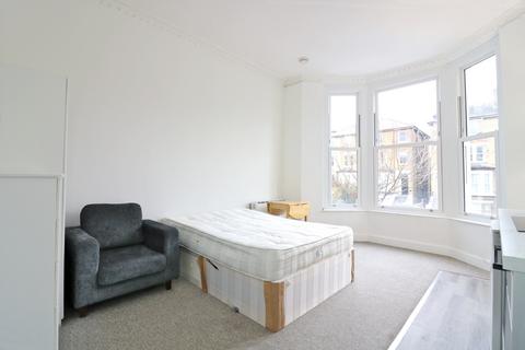 Studio to rent, Windsor Road,  Ealing, W5