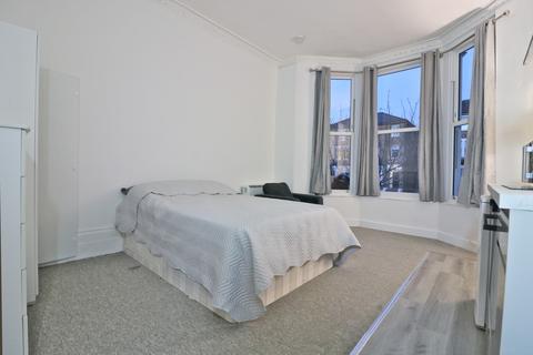 Studio to rent, Windsor Road,  Ealing, W5