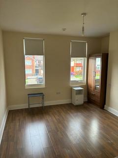 1 bedroom in a house share to rent - Queens Drive, Mossley Hill