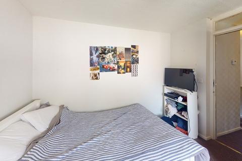 3 bedroom house to rent, Oliver Close, Nottingham, NG7 4HJ