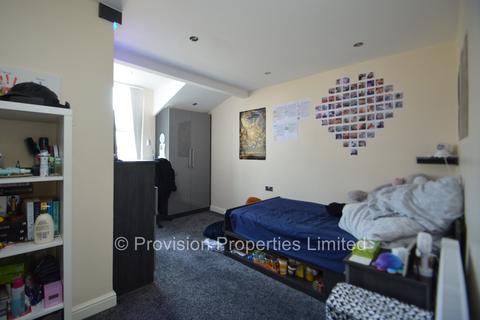 4 bedroom flat to rent - Cliff Road, Hyde Park LS6