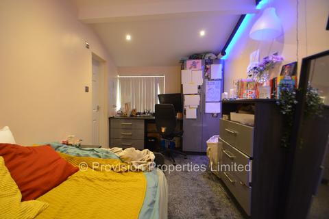 4 bedroom flat to rent, Cliff Road, Hyde Park LS6