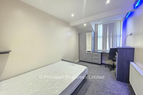4 bedroom flat to rent, Cliff Road, Hyde Park LS6