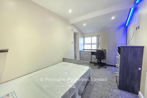 4 bedroom flat to rent, Cliff Road, Hyde Park LS6