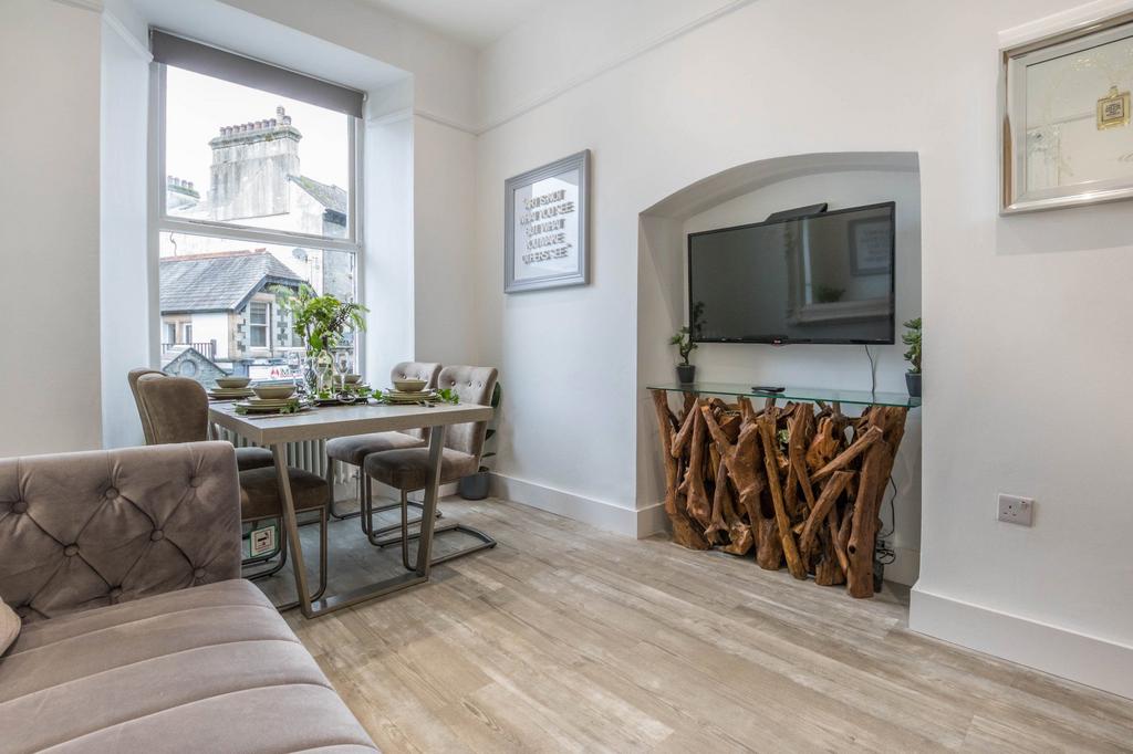 Sitting/dining room