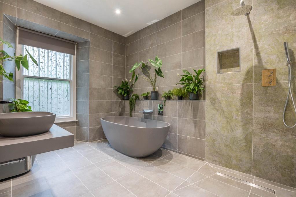 Spacious contemporary bathroom