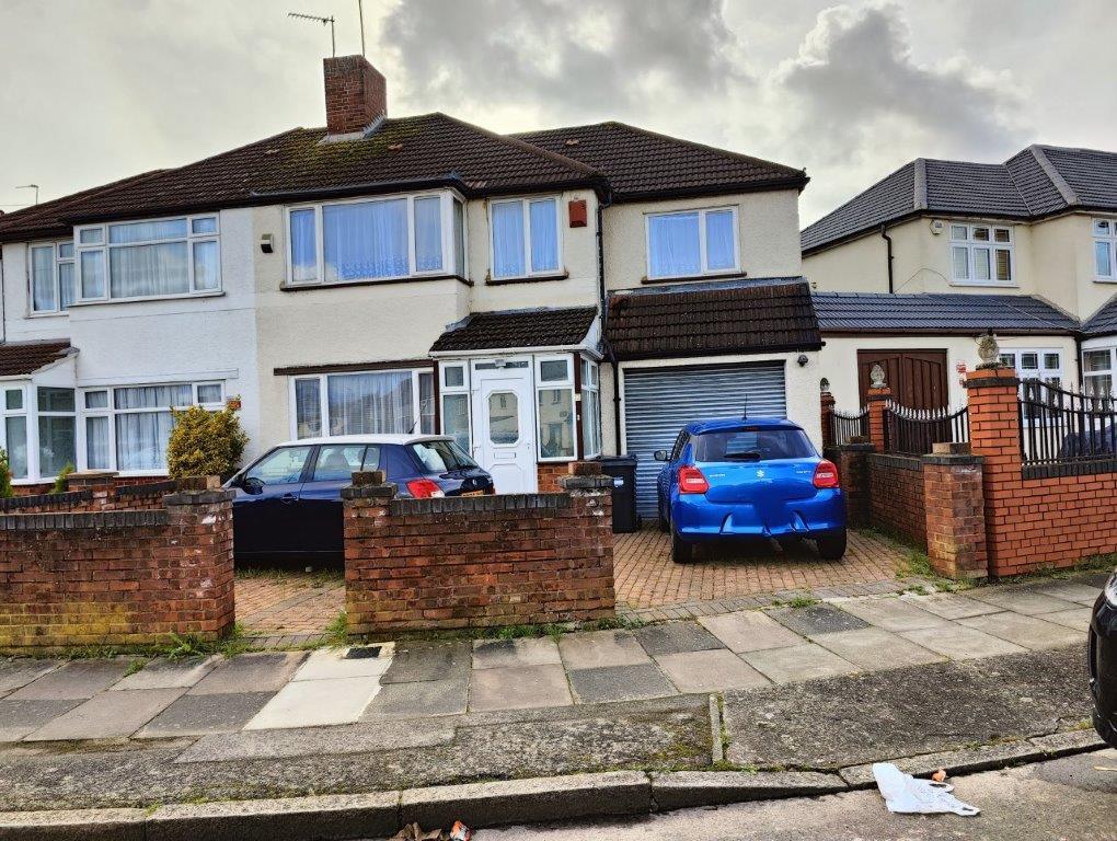 Five Bed Semi Detached House With Garage / Own Dr