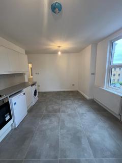 2 bedroom flat to rent, 2 Bedroom Flat For Rent on West Green Road, N15
