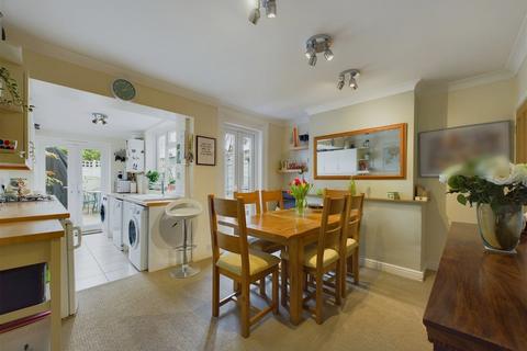 2 bedroom semi-detached house for sale - Oakhill Road, Horsham RH13