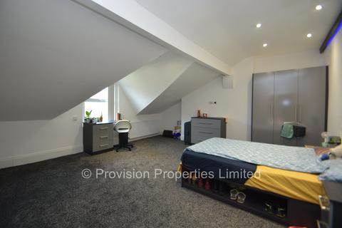 4 bedroom flat to rent - Moorland Road, Hyde Park LS6
