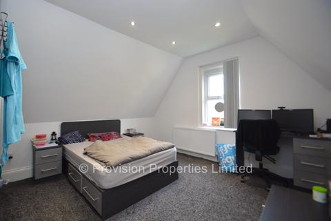 4 bedroom flat to rent - Moorland Road, Hyde Park LS6