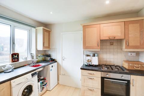 2 bedroom flat for sale, Tinshill Mount, Cookridge, Leeds, West Yorkshire, LS16