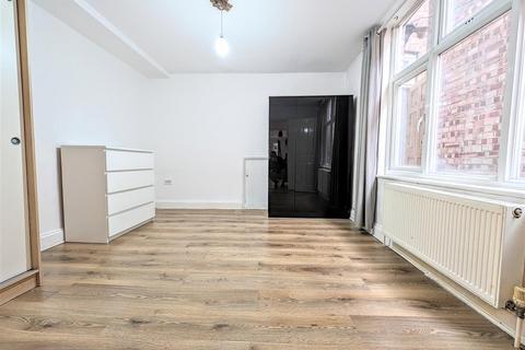 1 bedroom apartment to rent - Durnsford Road, London