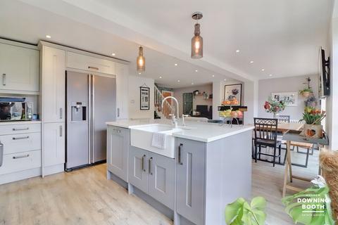10 Irving Close, Lichfield, WS13 7EN