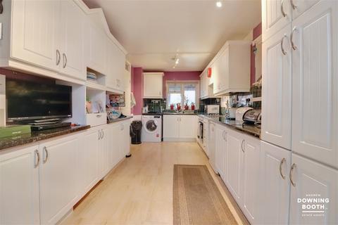 3 bedroom end of terrace house for sale, Lincoln Close, Lichfield WS13