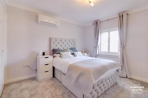 2 Thropp Close, Lichfield, WS13 8FP