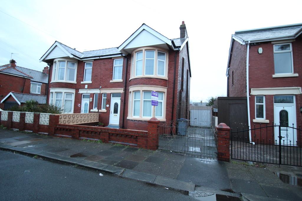 Winchester Avenue, Blackpool FY4 3 bed semidetached house for sale £