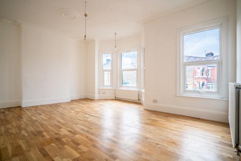 4 bedroom flat for sale, Gubyon Avenue, London SE24