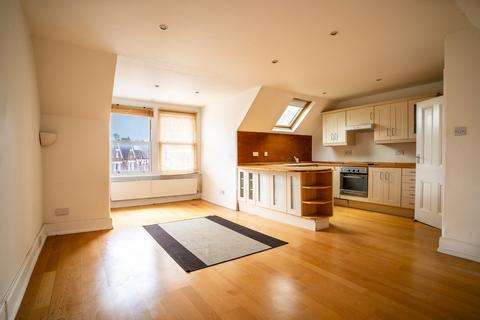 4 bedroom flat for sale, Gubyon Avenue, London SE24