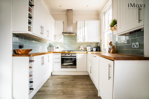 Flat 2, 28 Rockmount Road, London, SE19 3ST