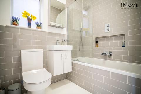 Flat 2, 28 Rockmount Road, London, SE19 3ST
