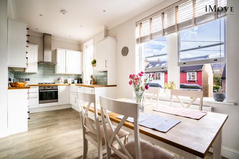 Flat 2, 28 Rockmount Road, London, SE19 3ST