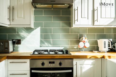 Flat 2, 28 Rockmount Road, London, SE19 3ST
