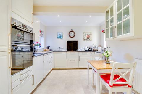 29 Broomfield, Benfleet, SS7 2SR