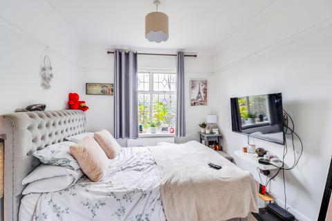 3 bedroom chalet for sale, Daws Heath Road, Hadleigh