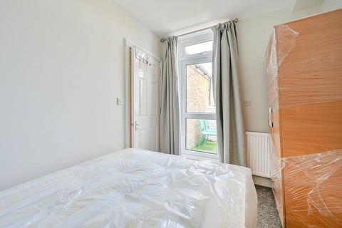 2 bedroom flat to rent, Uxbridge Road, Shepherd's Bush, London, W12