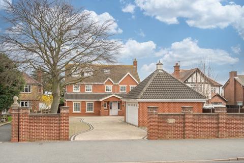 5 bedroom detached house for sale, Yarmouth Road, Lowestoft