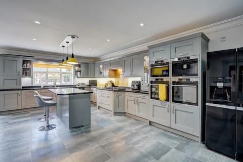 5 bedroom detached house for sale, Yarmouth Road, Lowestoft