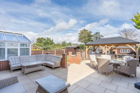 5 bedroom detached house for sale, Yarmouth Road, Lowestoft