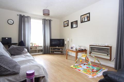 2 bedroom flat for sale - Adrienne Avenue, Southall