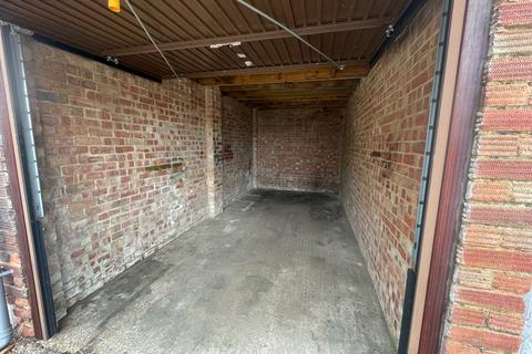 Garage to rent - Brook Close