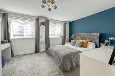 17 Highwell Gardens, Hawkwell, Hockley, SS5 4LY