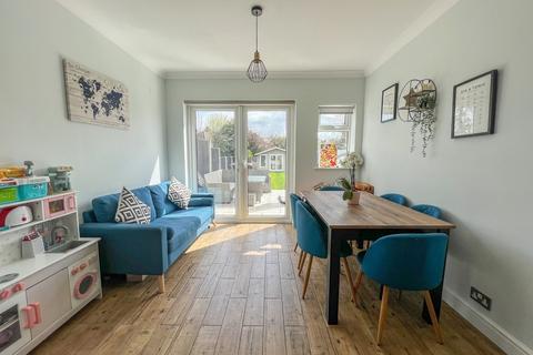 42 Broadlands Road, Hockley, SS5 5DS