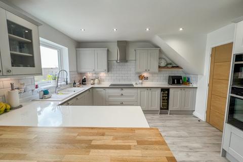 21 Belchamps Way, Hockley, SS5 4NT