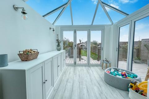 21 Belchamps Way, Hockley, SS5 4NT