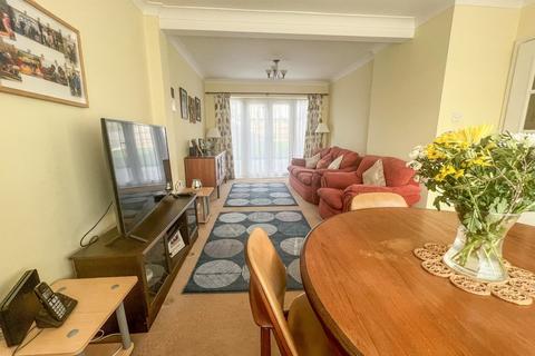 16 Cedar Walk, Canewdon, Rochford, SS4 3QL