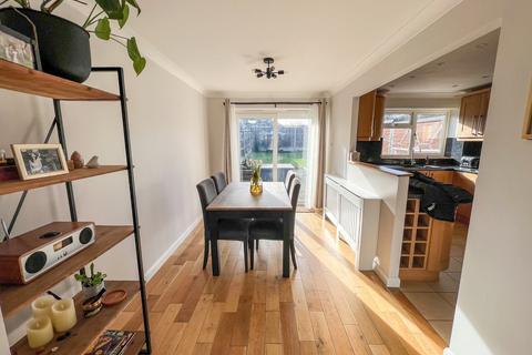 4 Bardfield Way, Rayleigh, SS6 9EP
