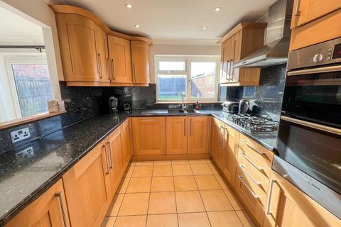 4 Bardfield Way, Rayleigh, SS6 9EP